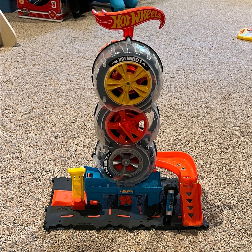 Hot Wheels City Super Twist Tire Shop Playset